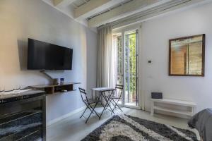 TV a/nebo společenská místnost v ubytování i-HOMES Luxury Suite Palazzo Arnaldi-Duomo + 8 fotografií