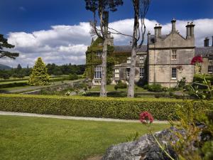 una casa antigua con un jardín delante de ella en Ardree House B&B en Killarney