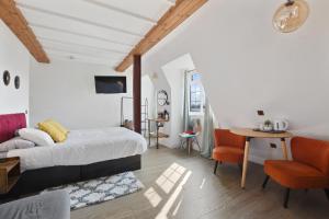 a bedroom with a bed and a table and chairs at Angel Townhouse in London