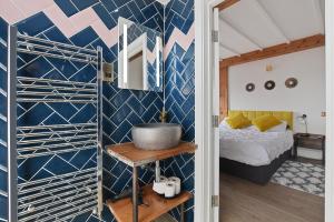 a bathroom with a sink and a bedroom at Angel Townhouse in London