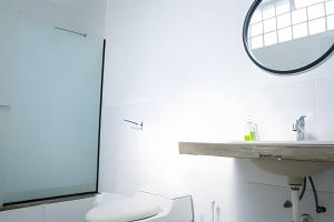 リマにあるCasa en el corazón de Mirafloresの洗面台、トイレ、鏡のあるバスルーム +21枚の写真