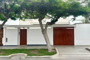 リマにあるCasa en el corazón de Mirafloresの前に木がある白い建物