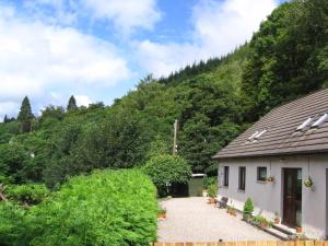 uma casa no meio de uma montanha em Craik Na Dav B&B em Invermoriston