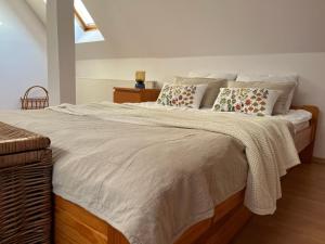 ein Schlafzimmer mit einem großen Bett mit weißen Laken und Kissen in der Unterkunft Sielanka Dom nad Morzem in Sławoszyno