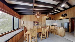 马姆莫斯湖Warm and Cozy 4 Bedroom Condo in Mammoth!的厨房兼餐厅，配有桌椅