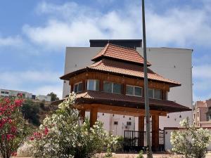 un edificio con techo encima en Appartement d'été F2 pour familles, en Boumerdes