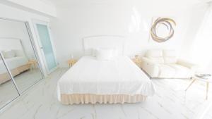 Galería fotográfica de Water Side Studio King Bed With Pool en San Juan 58 fotos más