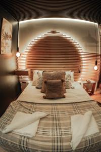 une chambre avec un grand lit avec une grande tête de lit dans l'établissement La casita by DADO, à Vigo 48 autres photos