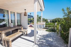 Balkón nebo terasa v ubytování BUQEZ ECO RESORT - Beach Villa 37 and 40