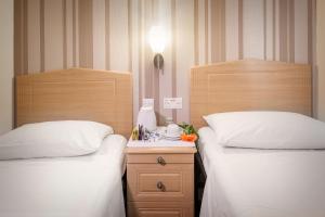Katil atau katil-katil dalam bilik di Fairway Hotel