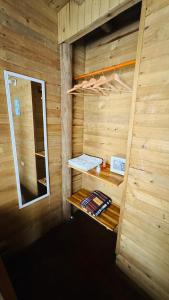une chambre avec un sauna avec un miroir dans l'établissement Hotel isla bonita, à Tintipan Island 58 autres photos