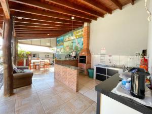 una cucina e un soggiorno con piano di lavoro di Pousada Papaya - Bonito a Bonito