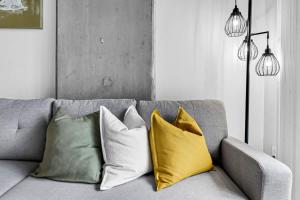 フェニックスにあるCentric 2BR In HEART of DTPHX Free Garage Parkingのリビングルーム(ソファベッド1台付)
