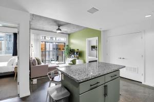 フェニックスにあるCentric 2BR In HEART of DTPHX Free Garage Parkingのキッチンとテーブルとソファのあるリビングルーム