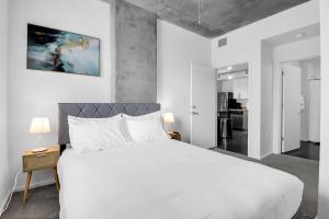 フェニックスにあるCentric 2BR In HEART of DTPHX Free Garage Parkingの白いベッドルーム(大型ベッド1台付)、キッチンが備わります。 +39枚の写真