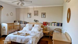 Ένα ή περισσότερα κρεβάτια σε δωμάτιο στο Casa de Amigos +56 φωτογραφίες