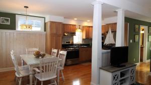 une cuisine et une salle à manger avec une table et des chaises dans l'établissement Gray Cottage On Windsor, à Cape May