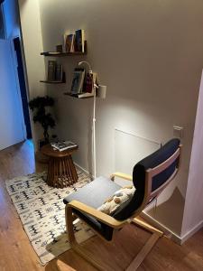 un salon avec une chaise et une table dans l'établissement La casita by DADO, à Vigo