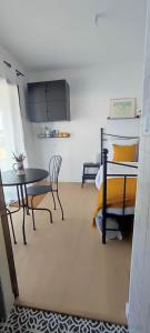 una camera con tavolo e letto e una sala da pranzo di Chambre d'hôte Le Grand Large a Binic