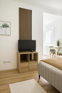 a living room with a television on a stand at City Apartment in Siegen Parkplatz WLAN Autobahn in Siegen