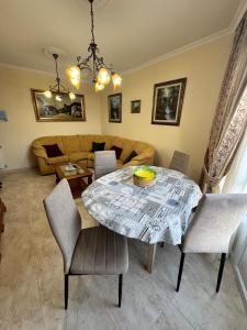 een woonkamer met een tafel, stoelen en een bank bij Apartamento Arnela Foz in Foz