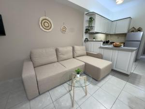 uma sala de estar com um sofá e uma cozinha em Nikolet apt 2 em Retimno