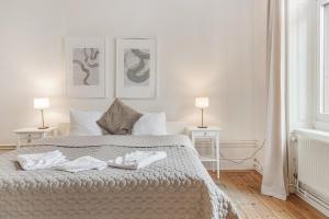 เตียงในห้องที่ Lägenhet i centrala Stockholm