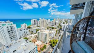 O vedere generală la mare sau o vedere la mare
luată din acest apartament