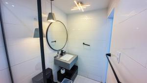 O baie la Deluxe Ocean View Studio with Free Parking & Pool