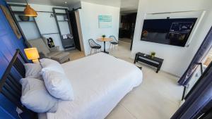 Un pat sau paturi într-o cameră la Deluxe Ocean View Studio with Free Parking & Pool