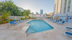 Piscina de la sau aproape de Deluxe Ocean View Studio with Free Parking & Pool