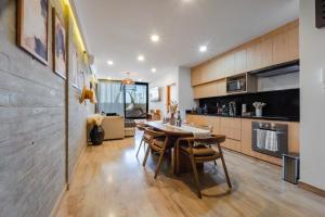 ラパスにあるStyle and confort by Porto Vacanze at Laivaのテーブルと椅子のあるキッチンとダイニングルーム