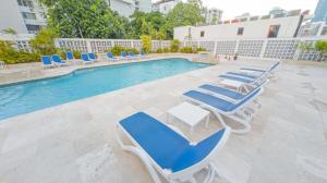Piscina de la sau aproape de Deluxe Ocean View Studio with Free Parking & Pool