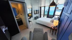 Un pat sau paturi într-o cameră la Deluxe Ocean View Studio with Free Parking & Pool