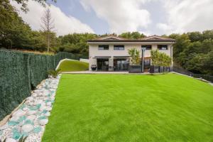 Jardí fora de House with pool and panoramic view of Bilbao