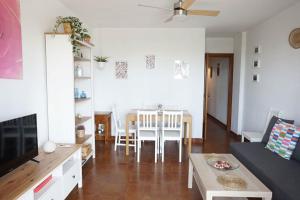 a living room with a couch and a table at Bonito apartamento en primera línea de playa in Motril