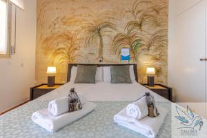 Postel nebo postele na pokoji v ubytování Benal Beach deluxe apartment with panoramic sea views + 80 fotografií