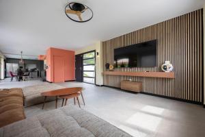 Televisor o centre d'entreteniment de House with pool and panoramic view of Bilbao