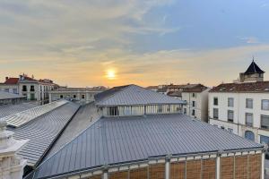 a view of the roofs of a city at Charmant duplex Béziers les Halles in Béziers