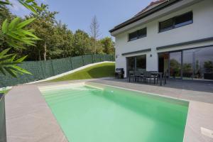 Piscina a House with pool and panoramic view of Bilbao o a prop