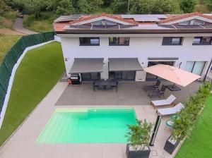 Piscina a House with pool and panoramic view of Bilbao o a prop