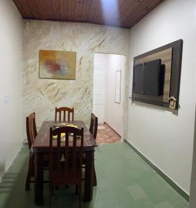 TV a/nebo společenská místnost v ubytování Casa-apartamento aconchegante com 3 quartos e 2 banheiros