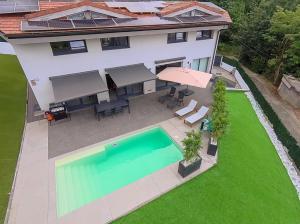 Piscina a House with pool and panoramic view of Bilbao o a prop