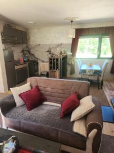 - un salon avec un canapé et des oreillers rouges dans l'établissement Villa Monte relax, à Žabljak