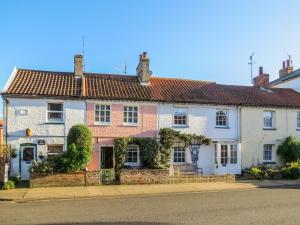 una grande casa bianca sul lato di una strada di Ivy Cottage ad Aldeburgh