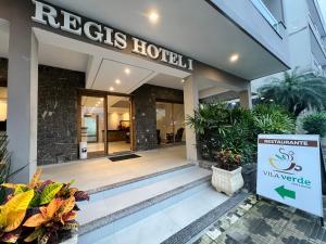 レジストロにあるRegis Hotel Iのホテルの入り口(目の前に看板あり)