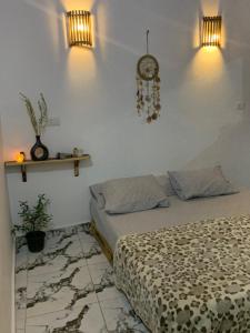 una camera da letto con un letto e un orologio sul muro di Rayan stay 1 a Dahab