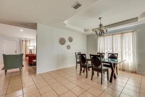 Χώρος καθιστικού στο 4 Mi to Dtwn Brownsville Family Home with Yard!