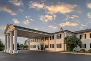 un gran edificio blanco con un gran garaje en Best Western Parkside Inn, en Frankfort