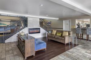 una sala de estar con un sofá y una chimenea en Best Western Parkside Inn, en Frankfort